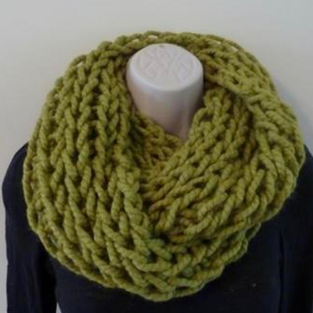 CHUNKY PEA GREEN KNIT WINTER INFINITY SCARF